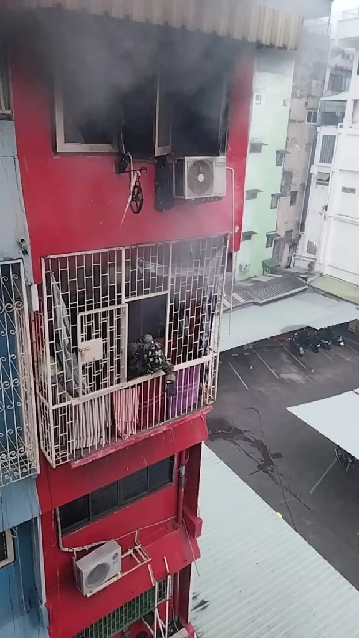 ด่วน! ไฟไหม้อาคาร ใกล้ปากคลองตลาด เพลิงโหมหนัก มีคนบาดเจ็บ