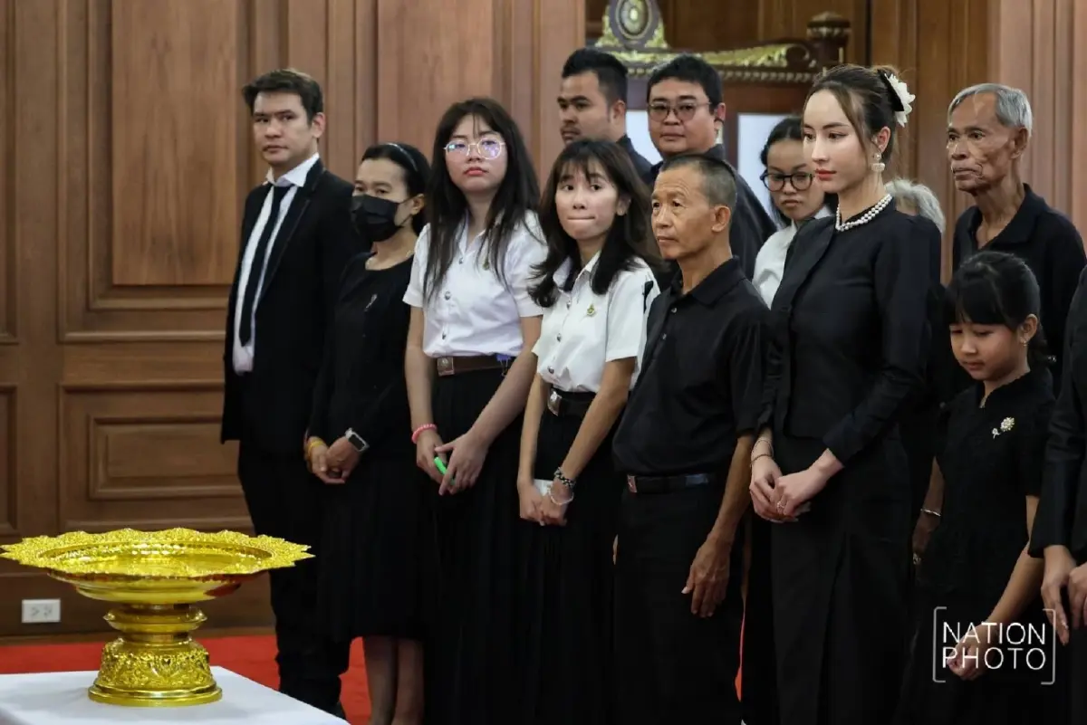 ประชาชน ดาราดัง เข้าถวายสักการะพระฉายาลักษณ์ สมเด็จพระพันปีหลวง