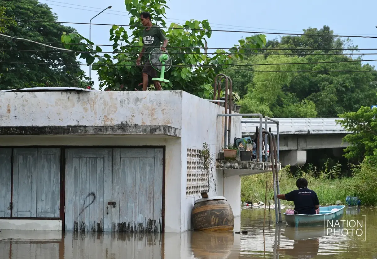 คันกั้นน้ำแตก อยุธยาอ่วม น้ำเจ้าพระยาทะลักท่วม เตือนที่ลุ่มต่ำยกของขึ้นที่สูง