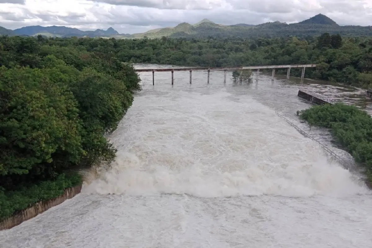 ฝนถล่มสุโขทัย ทำน้ำล้นสปิลเวย์อ่างเก็บน้ำ เฝ้าระวังเข้มข้น