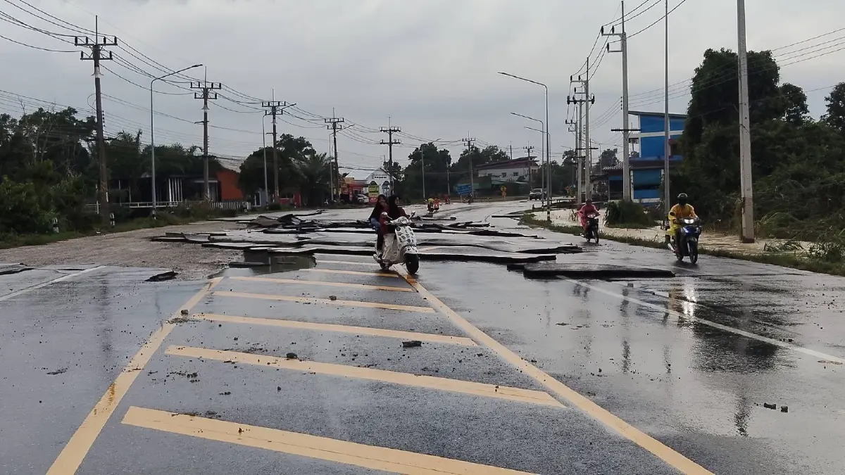 เตือนน้ำท่วมจะนะ หลังน้ำลด ถนนหลุดร่อนเกลื่อน เดินทางให้ระวัง