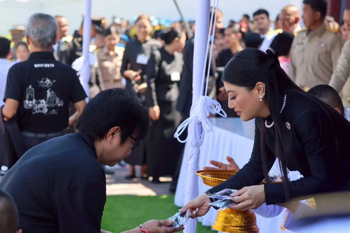 สมเด็จพระเจ้าลูกเธอ เจ้าฟ้าสิริวัณณวรี นารีรัตนราชกัญญา พระราชทานเข็มกลัดริบบิ้นสีดำแก่ประชาชนที่มาเข้ากราบถวายบังคมพระบรมศพ