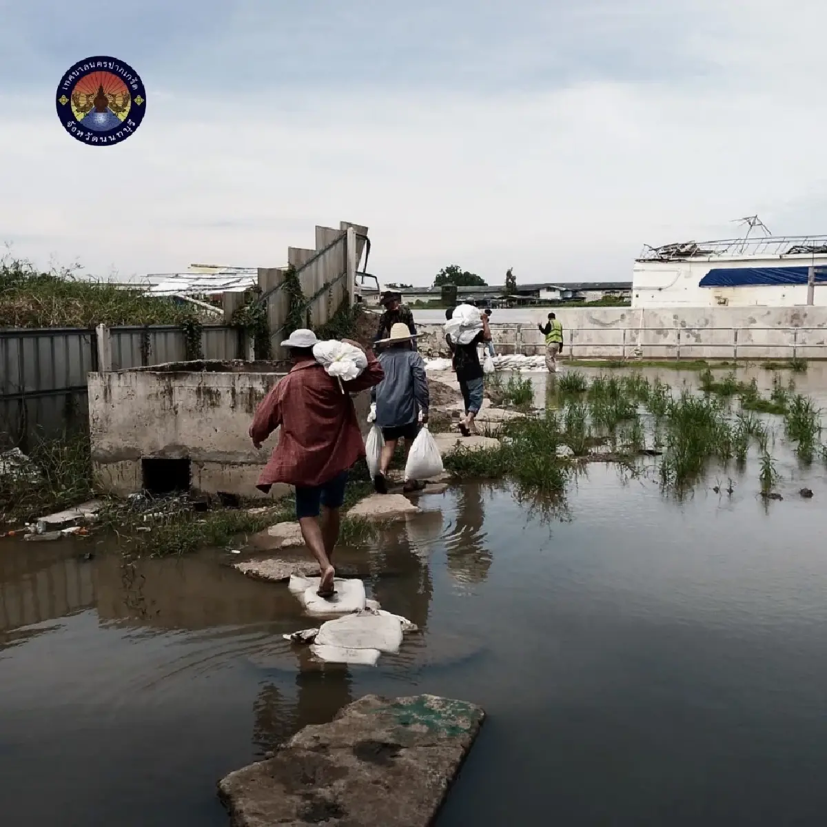 น้ำมาแล้ว ทะลักปากเกร็ด ระดับน้ำเจ้าพระยา 2.37 เมตร วิกฤติสีแดง