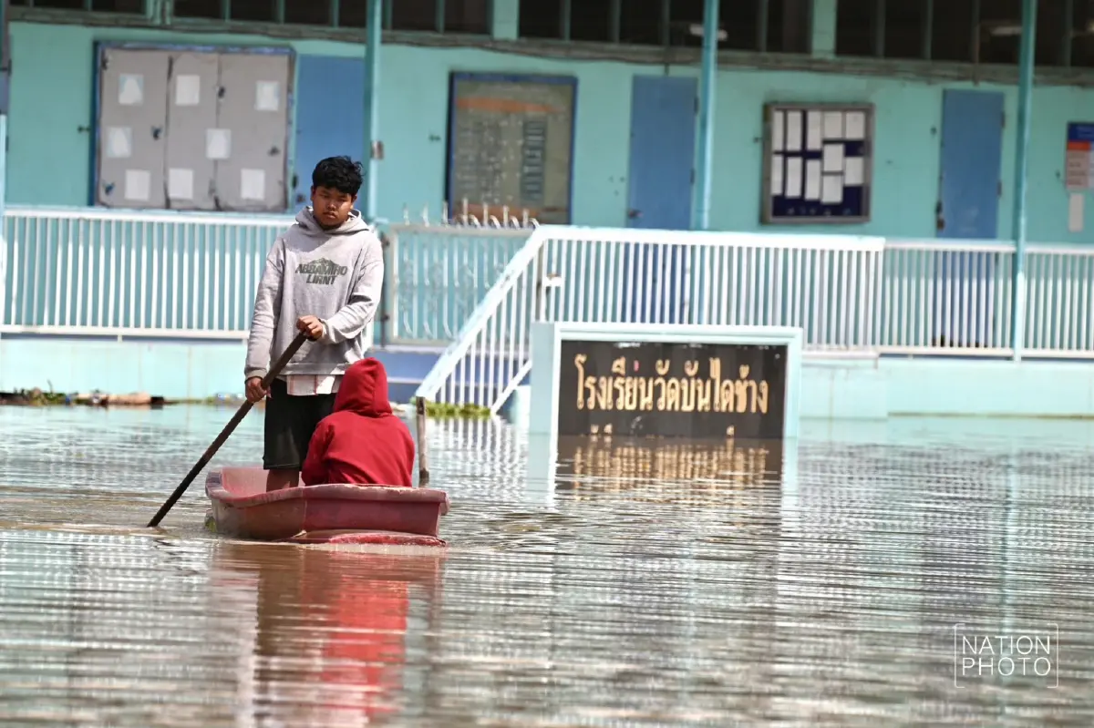 อัปเดต 'น้ำท่วมอยุธยา' ชาวบ้าน ต.หัวเวียง พายเรือมารอต้อนรับ นายกฯ ลงพื้นที่
