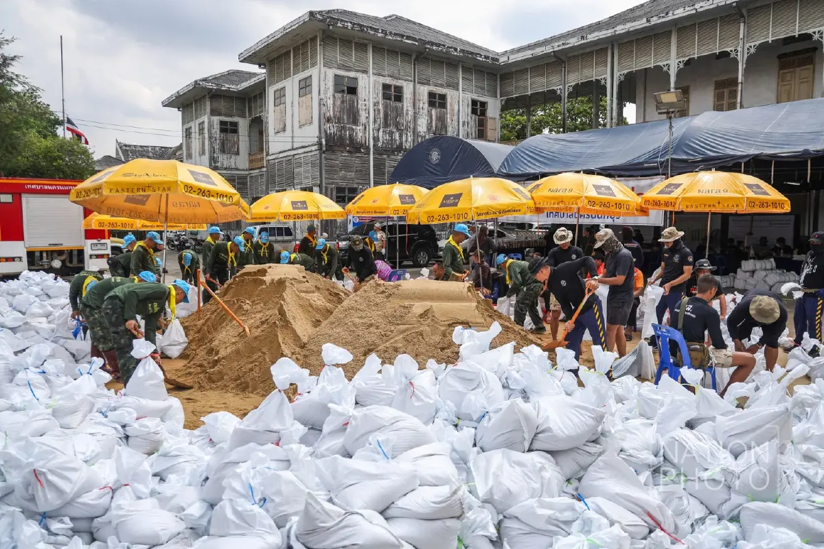 เจ้าพระยาล้นตลิ่ง เร่งเสริมกระสอบทราย 'ท่าน้ำนนท์' น้ำทะเลหนุน