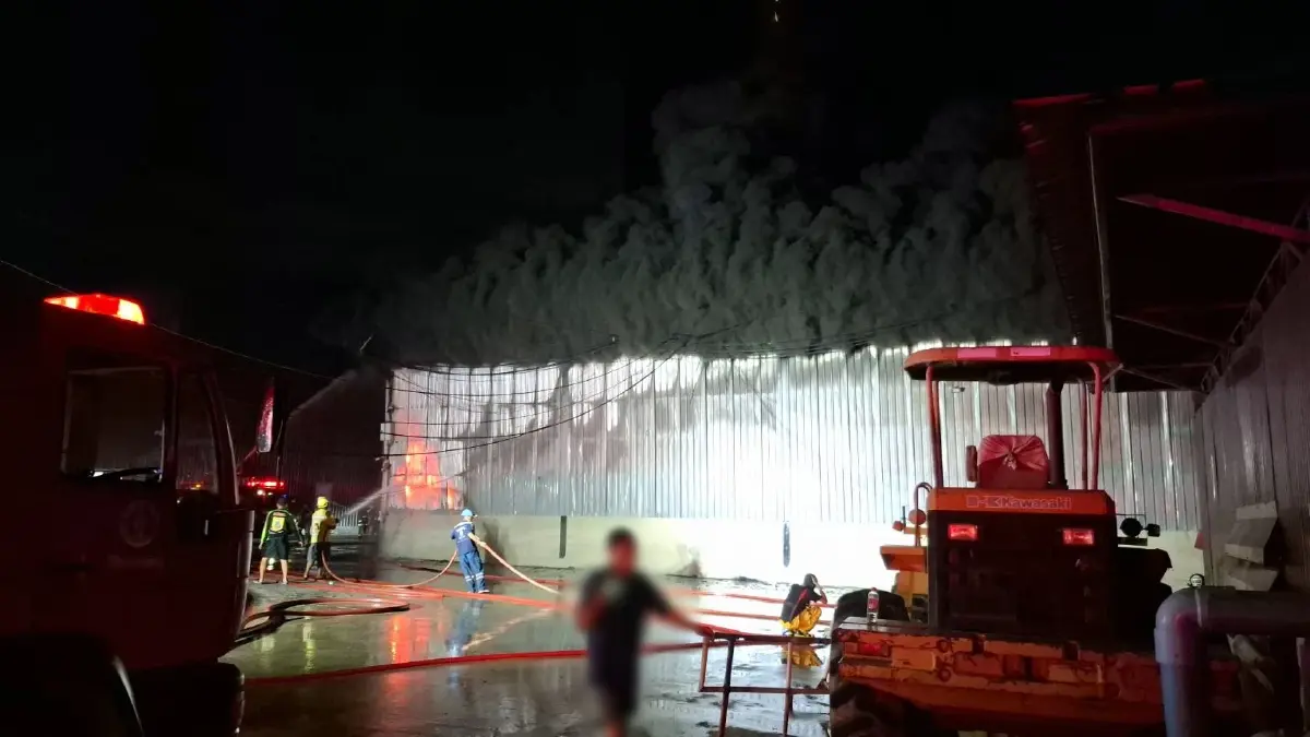 คืบหน้า ไฟไหม้โกดังสินค้า ราษฎร์บูรณะ 29 เกิดหลังคายุบตัวลงมาอีก