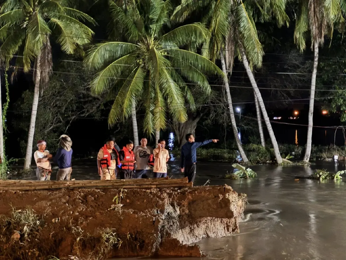 คันกั้นน้ำสิงห์บุรีขาดแล้ว! น้ำทะลัก ต.ต้นโพธิ์ เร่งสกัดมวลน้ำ