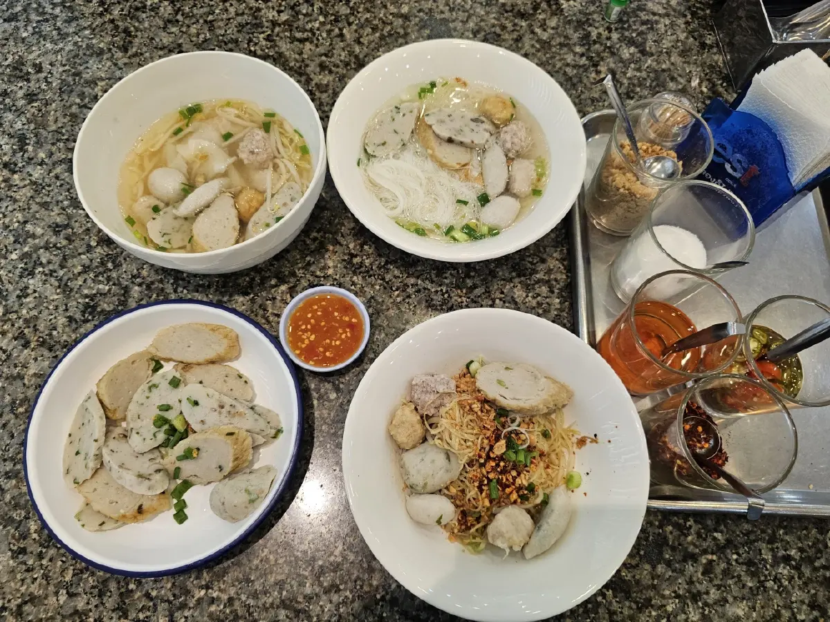 โชคชัยลูกชิ้นปลา (แซว กองบิน) ลูกชิ้นทำเอง รามอินทรา 45