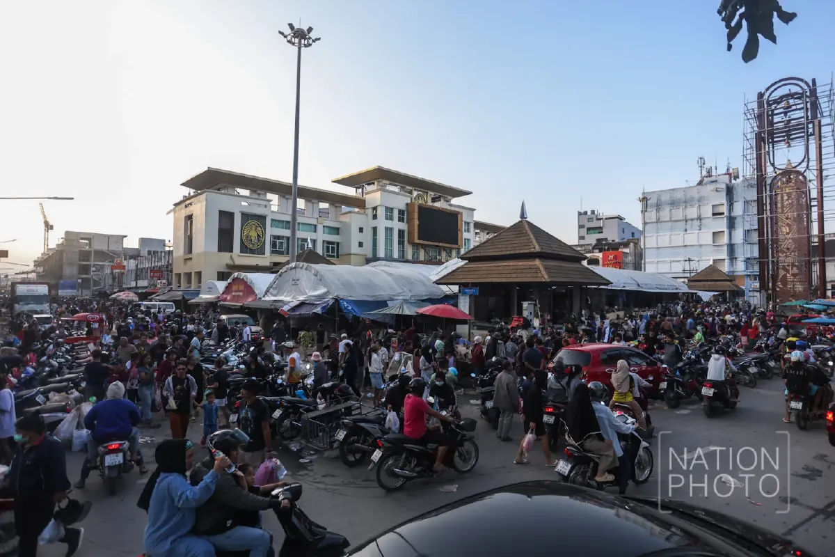 น้ำท่วมคลี่คลาย พ่อค้า-แม่ค้าหาดใหญ่ ขนสินค้าน้ำท่วม ขายราคาถูก