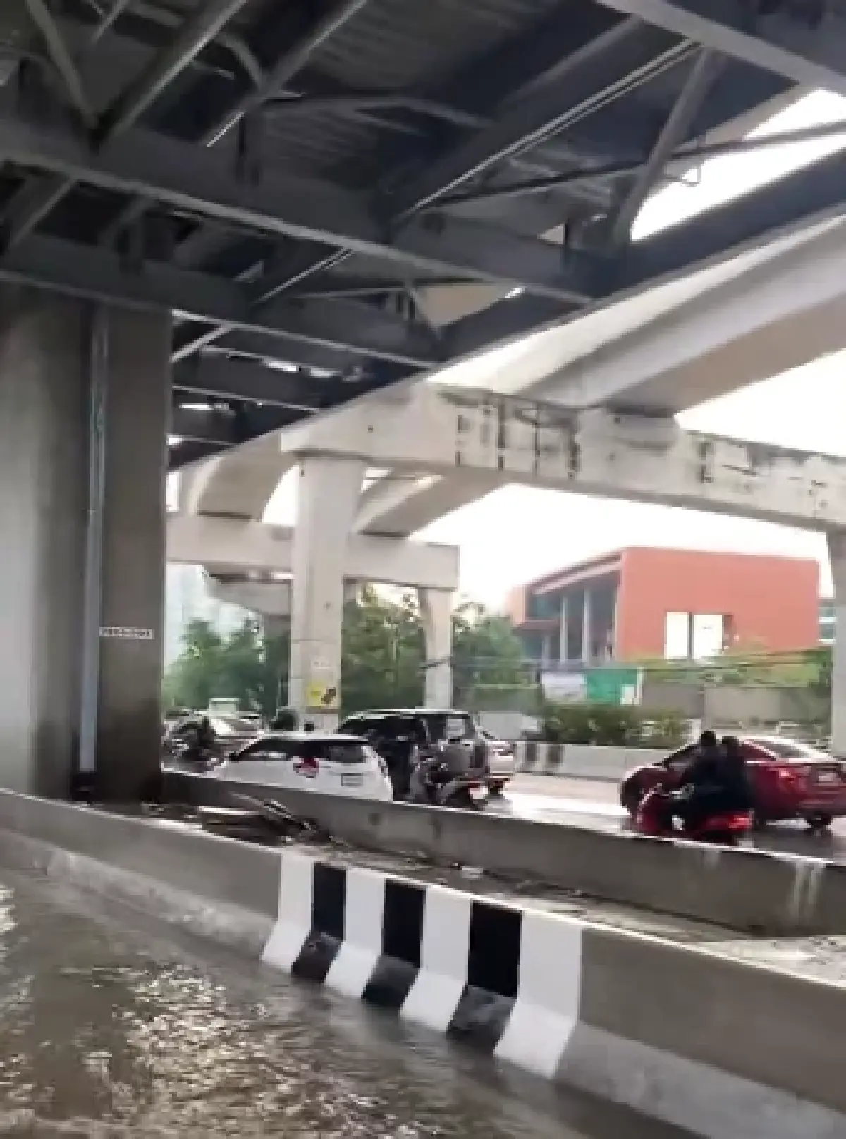 เช็กเส้นทางรถติด น้ำท่วมกรุงเทพ น้ำลดหรือยัง วันทำงาน ไปโรงเรียน