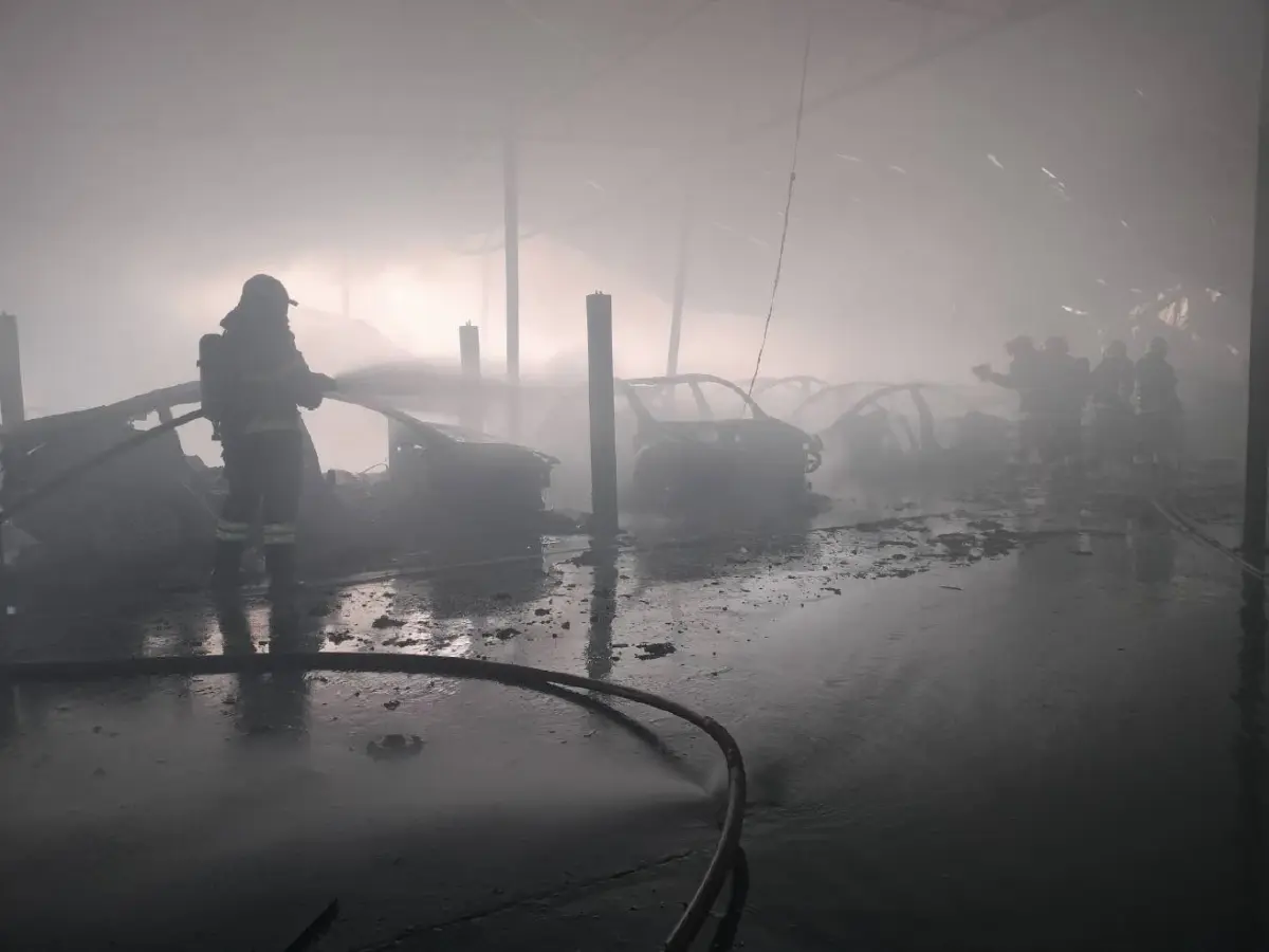 ด่วน! ไฟไหม้อู่ซ่อมรถ นนทบุรี รถยนต์เสียหายหลายคัน เร่งดับเพลิง