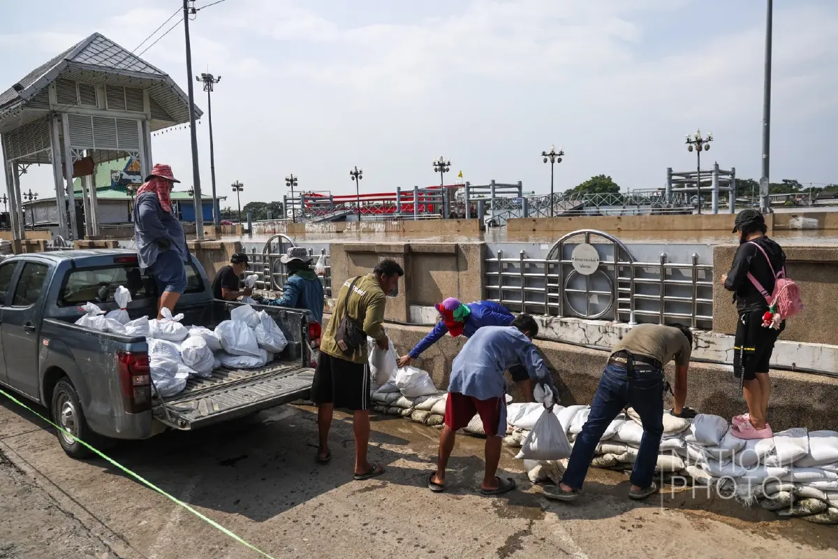 เจ้าพระยาล้นตลิ่ง เร่งเสริมกระสอบทราย 'ท่าน้ำนนท์' น้ำทะเลหนุน