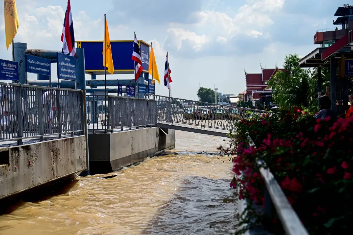 บางกอกน้อย เตือนน้ำท่วมใหญ่ น้ำทะเลหนุนสูง ห้ามย้ายกระสอบทราย