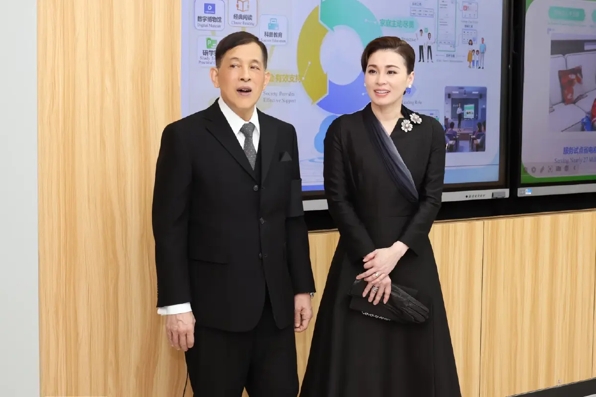 ในหลวง-พระราชินี ทอดพระเนตรศูนย์พัฒนาเทคโนโลยีและทรัพยากรด้านการศึกษา