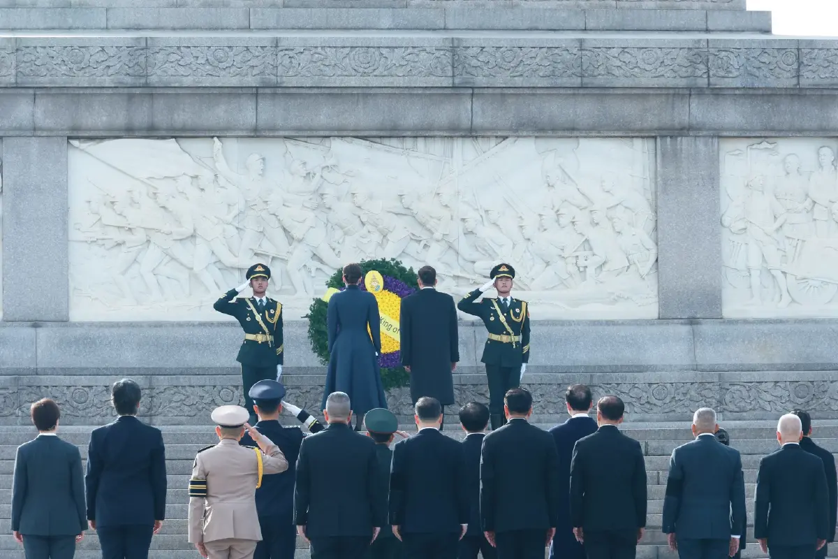 ในหลวง พระราชินี เสด็จฯ ทรงวางพวงมาลา ณ อนุสาวรีย์วีรชน จัตุรัสเทียนอันเหมิน