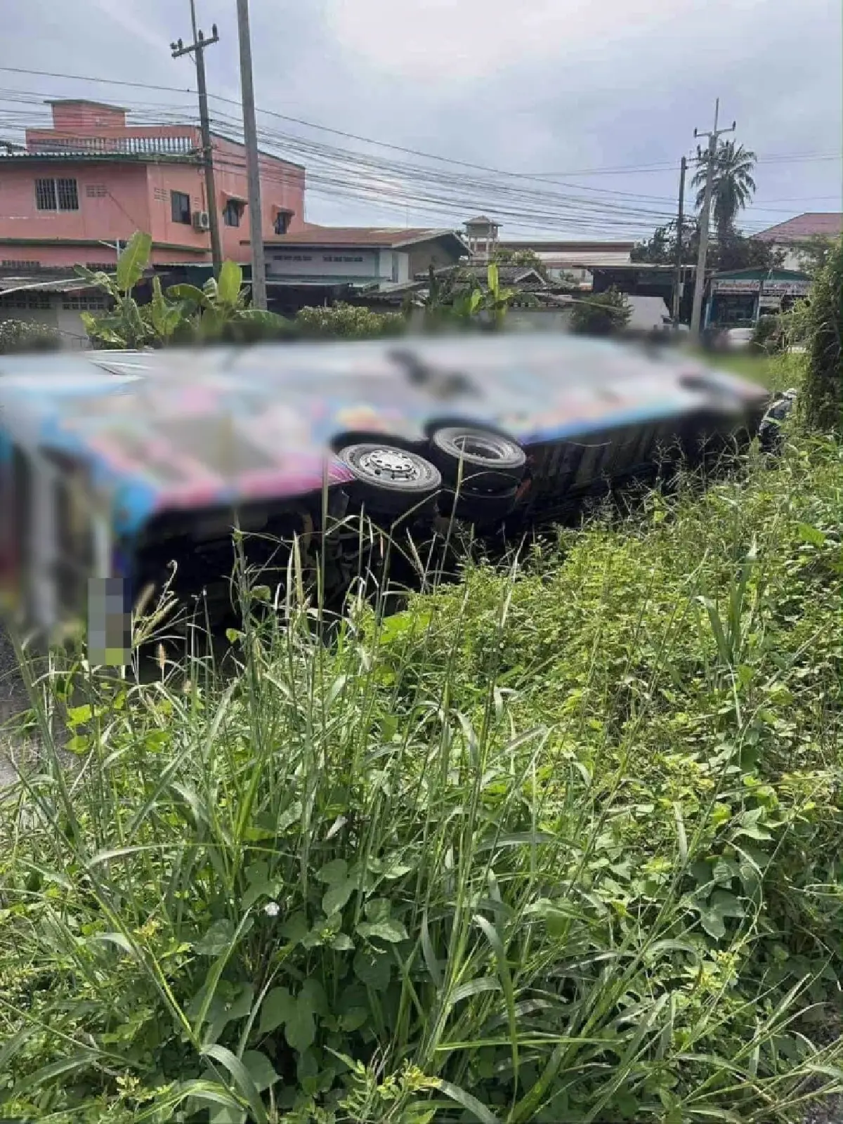 นักเรียนบาดเจ็บอื้อ รถทัวร์ทัศนศึกษาโรงเรียนอุตรดิตถ์ พลิกคว่ำ