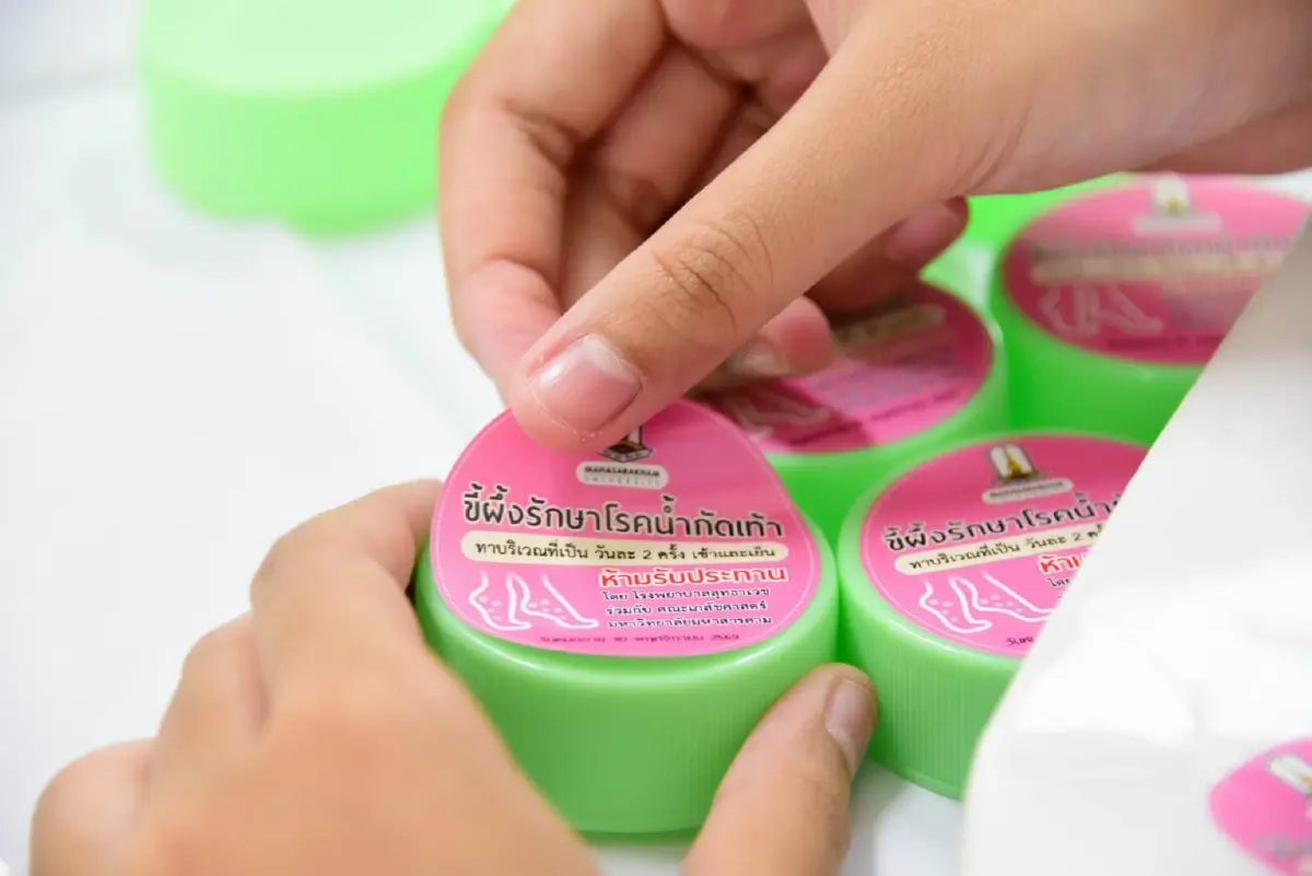 น้ำใจอีสานสู่ใต้ ระดมพลผลิตขี้ผึ้งรักษาโรคน้ำกัดเท้า สู้ภัยน้ำท่วม