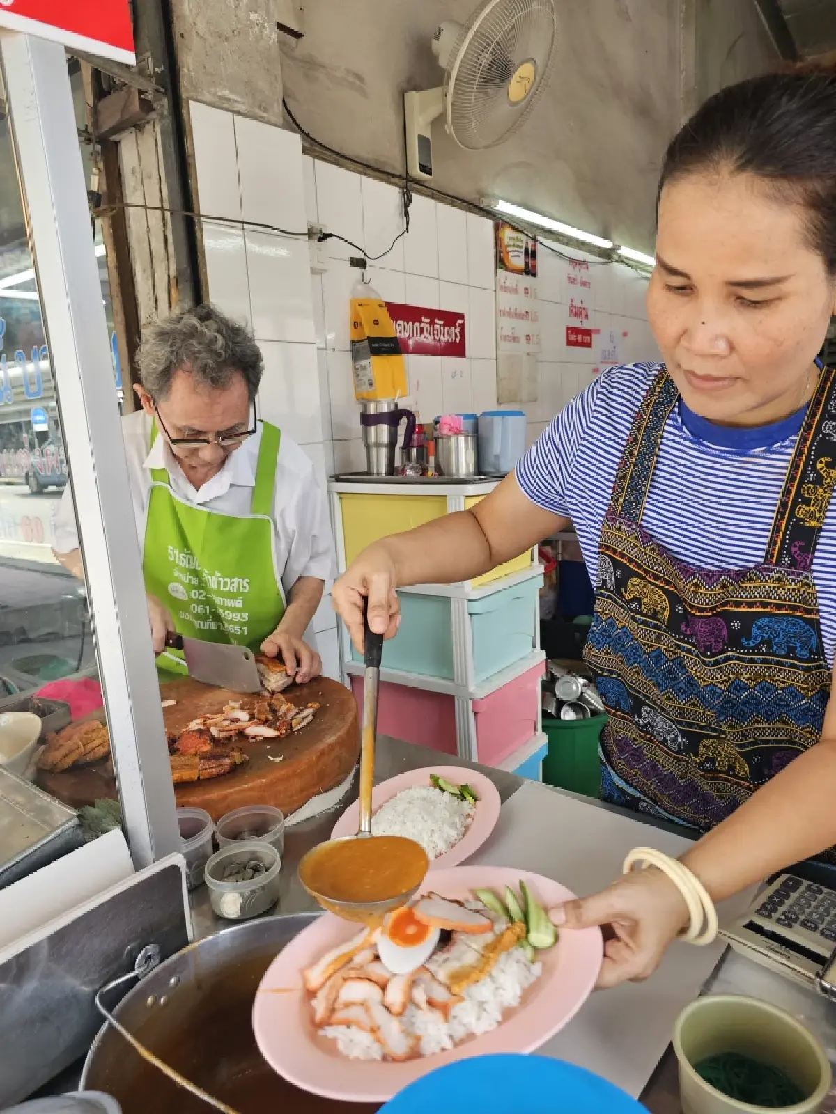 ‘ข้าวหมูแดงเวิ้งนครเขษม’ อร่อย ที่ ‘ซอยกำนันแม้น’ ขายมา 58 ปี