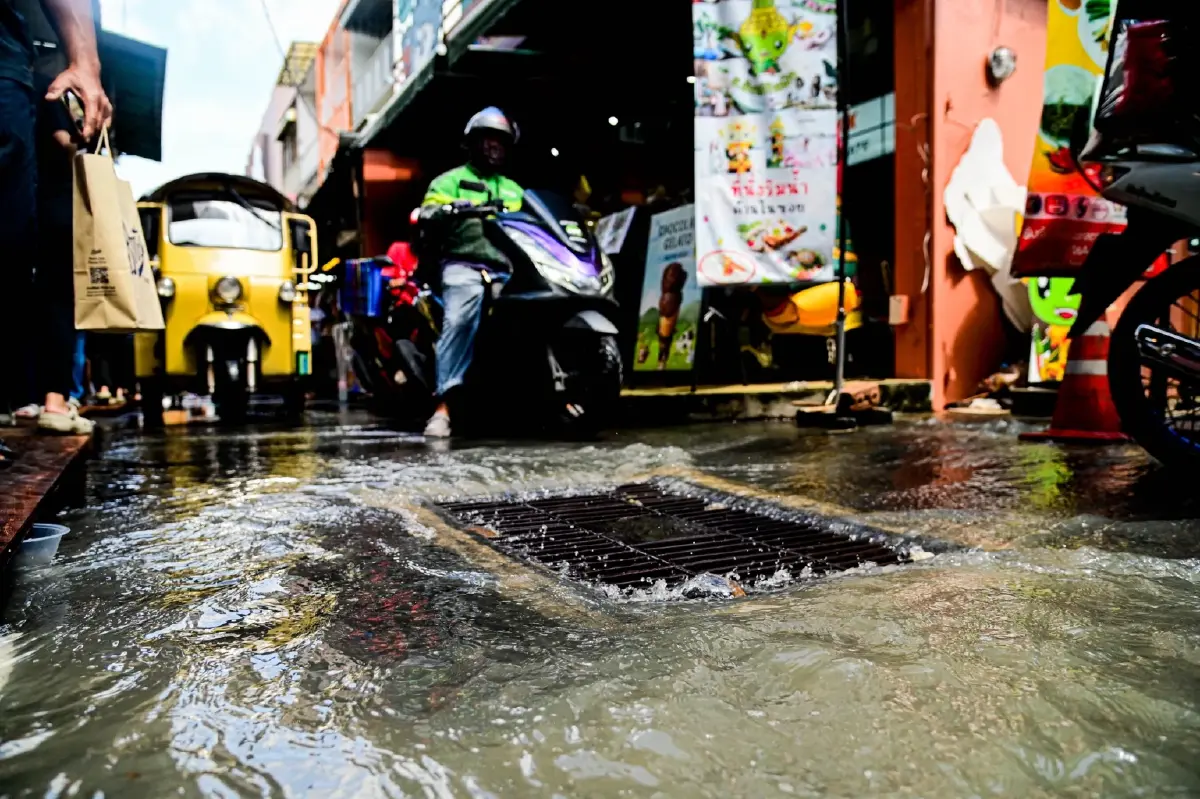 บางกอกน้อย เตือนน้ำท่วมใหญ่ น้ำทะเลหนุนสูง ห้ามย้ายกระสอบทราย