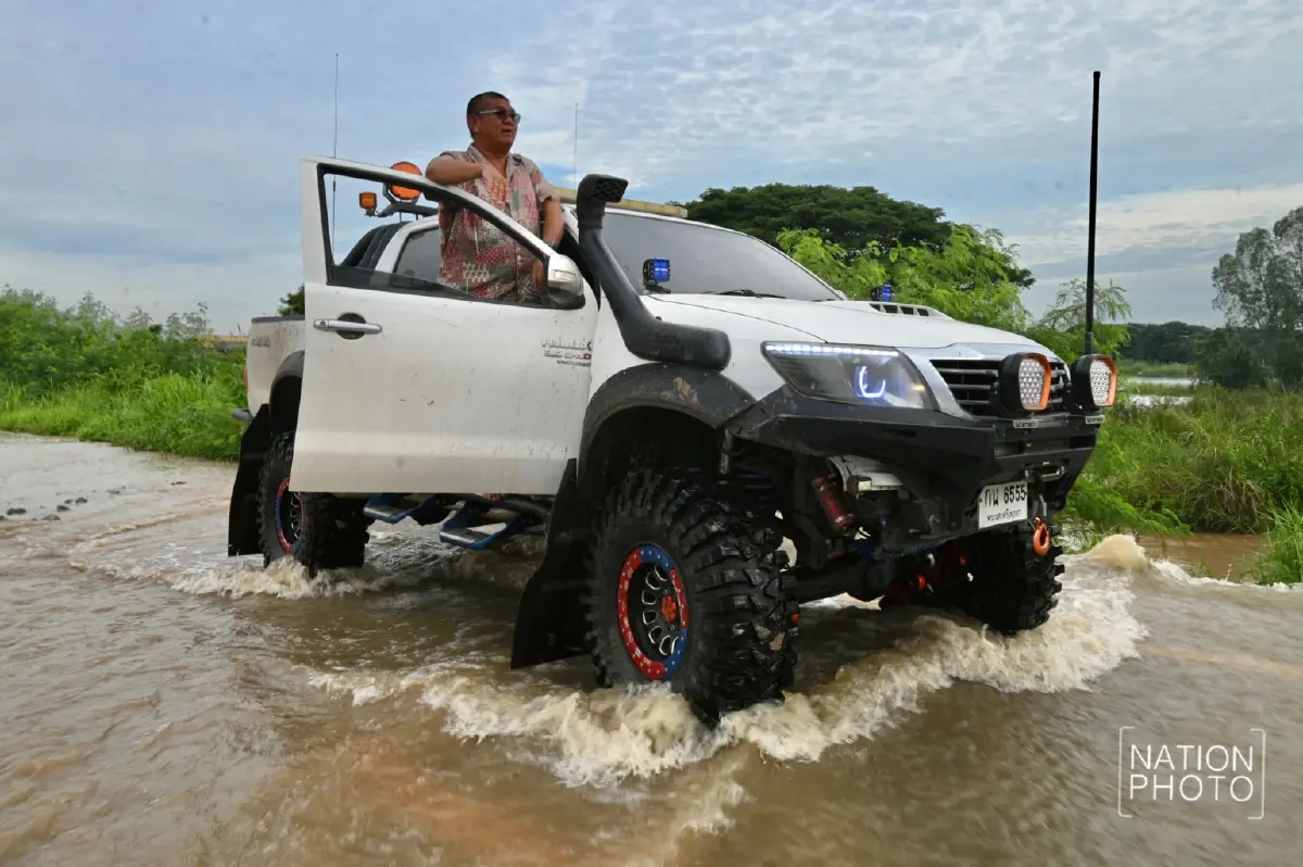 คันกั้นน้ำแตก อยุธยาอ่วม น้ำเจ้าพระยาทะลักท่วม เตือนที่ลุ่มต่ำยกของขึ้นที่สูง