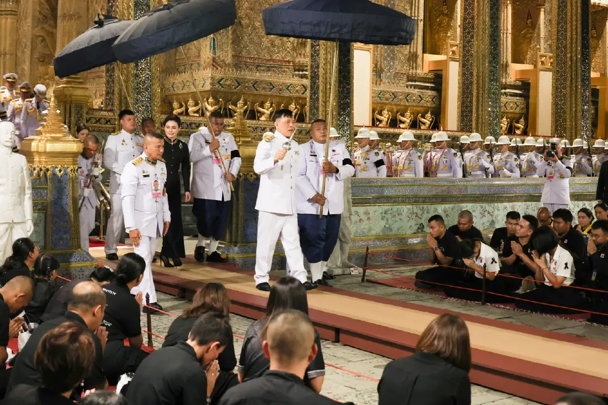 ในหลวง-พระราชินี เสด็จฯ ทรงเปลี่ยนเครื่องทรงฤดูหนาวถวาย 'พระแก้วมรกต'