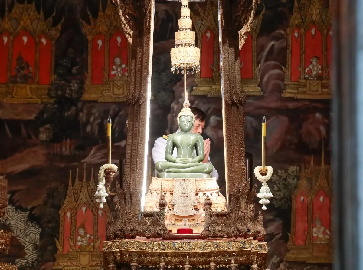 ในหลวง-พระราชินี เสด็จฯ ทรงเปลี่ยนเครื่องทรงฤดูหนาวถวาย 'พระแก้วมรกต'