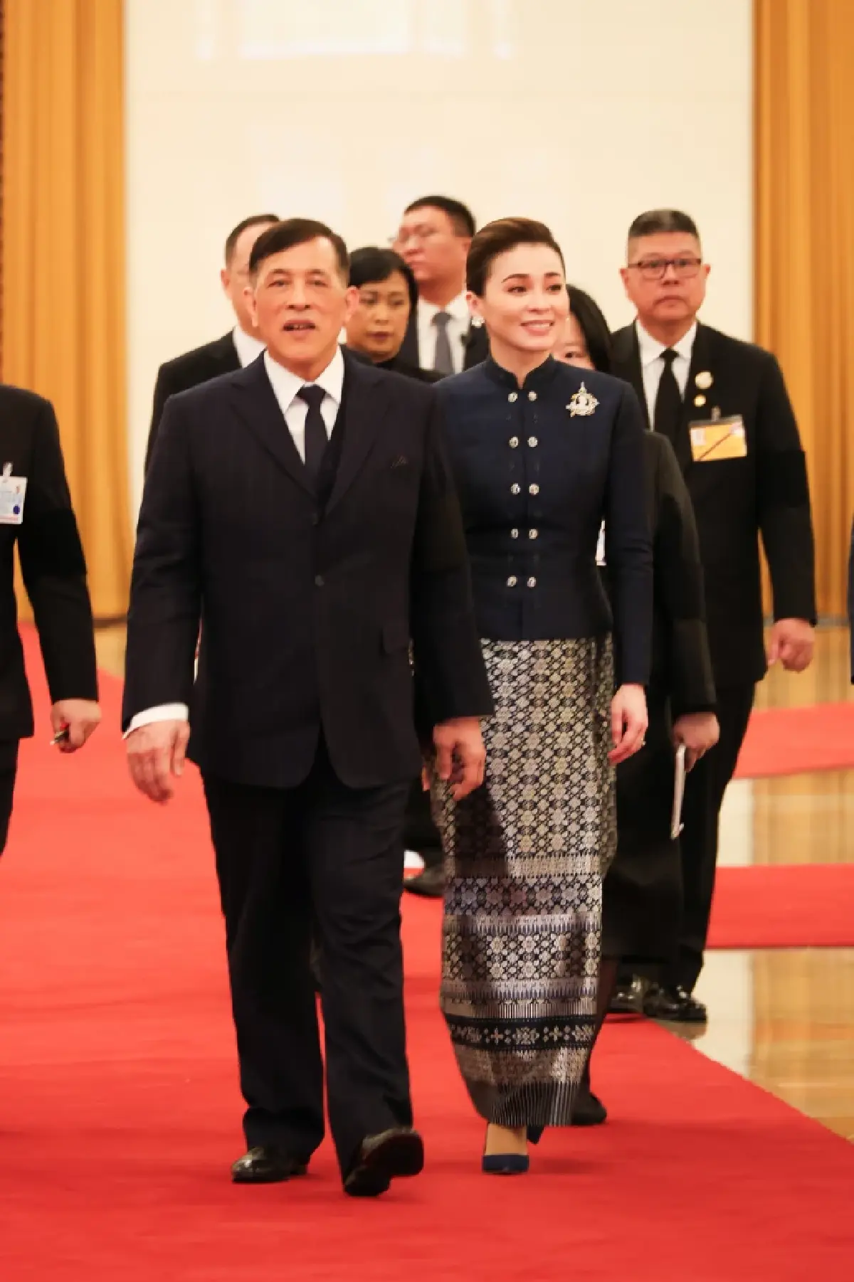 ในหลวง-พระราชินี เสด็จฯ มหาศาลาประชาชน สี จิ้นผิง-ภริยา เฝ้าฯ รับเสด็จ