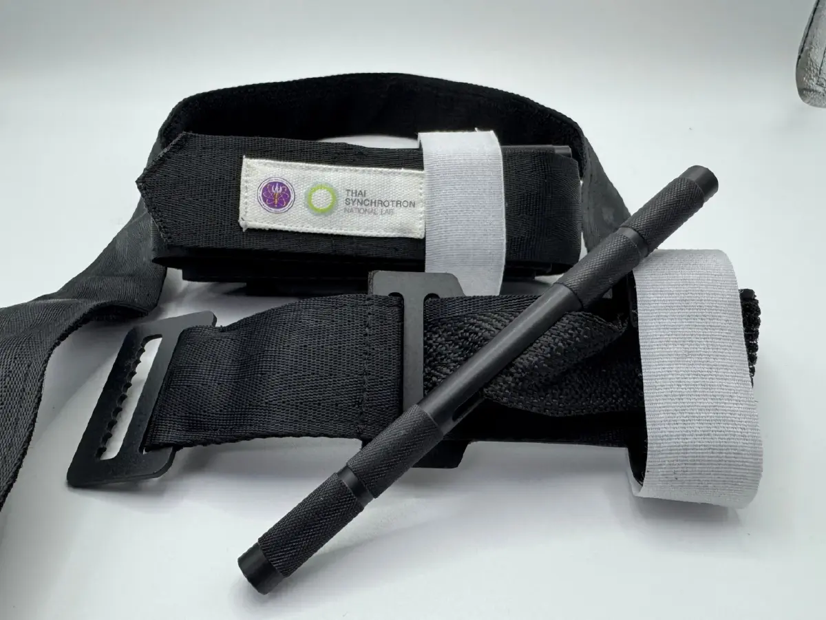 ซินโครตรอน-รพ.ค่ายสุรนารี ส่งมอบ สายรัดห้ามเลือด - เฝือกอ่อน 