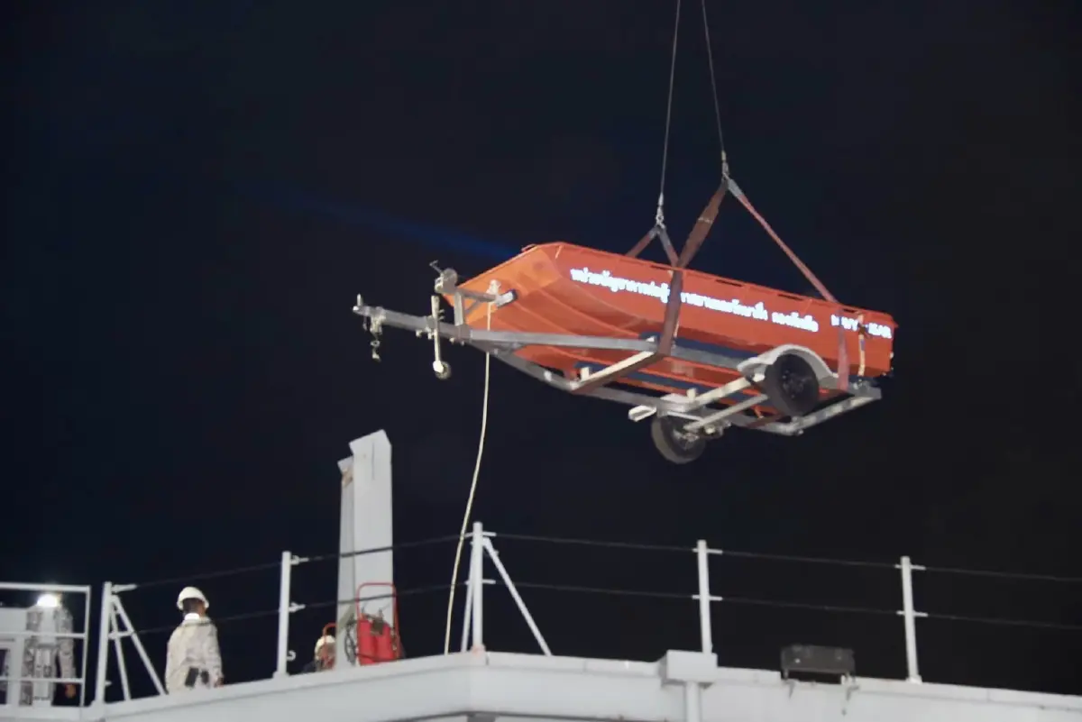 'เรือหลวงจักรีนฤเบศร' เคลื่อนพล มุ่งหน้า 'สงขลา' ช่วยน้ำท่วม 2568