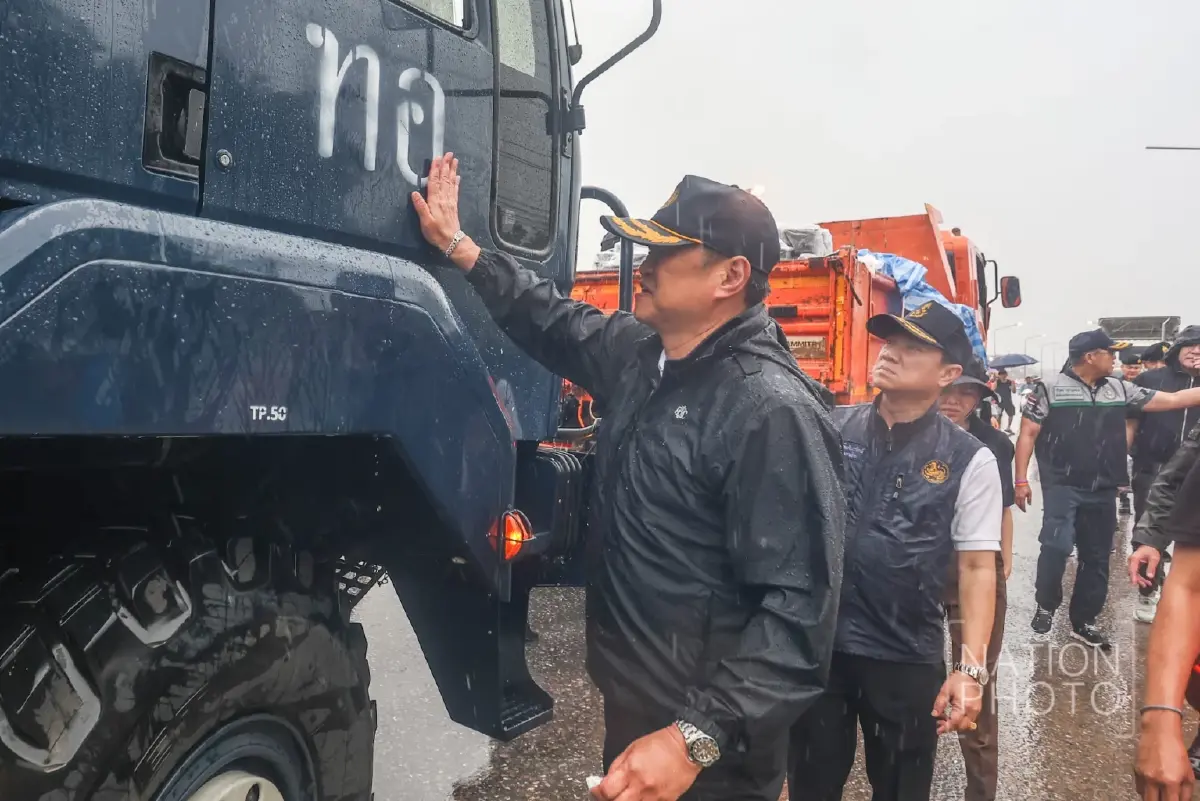 ‘อนุทิน’ ลุย แจกข้าวผู้ประสบภัย ‘น้ำท่วมหาดใหญ่’