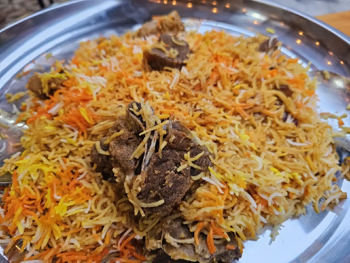 ‘ข้าวหมกอาหรับคว่ำหม้อ’ อร่อย ไร้เทียมทานใน ‘ย่านพัฒนาการ 40’