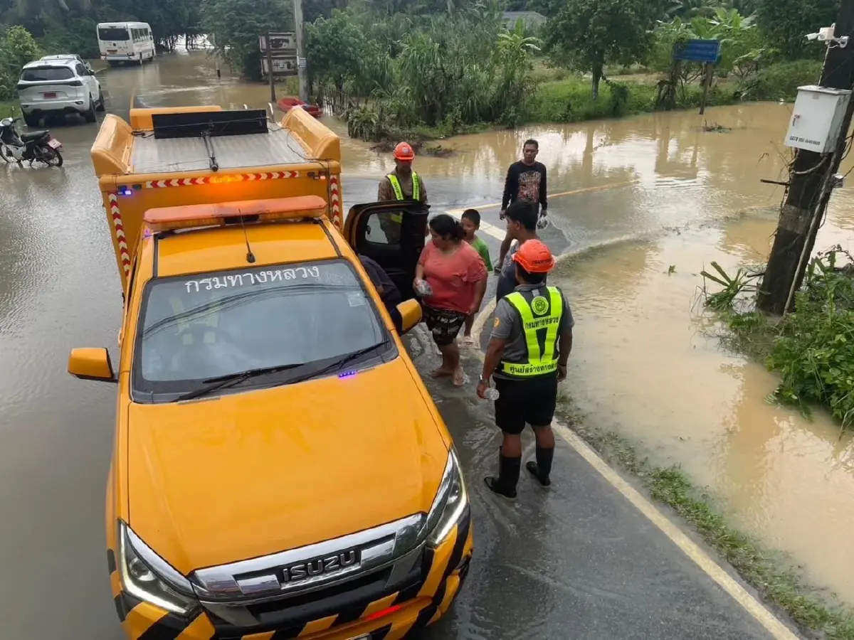 กรมทางหลวง สั่งด่วน! จัดรถ 6 ล้อ รับ-ส่งฟรี 24 ชม. สู้ภัยน้ำท่วมใต้