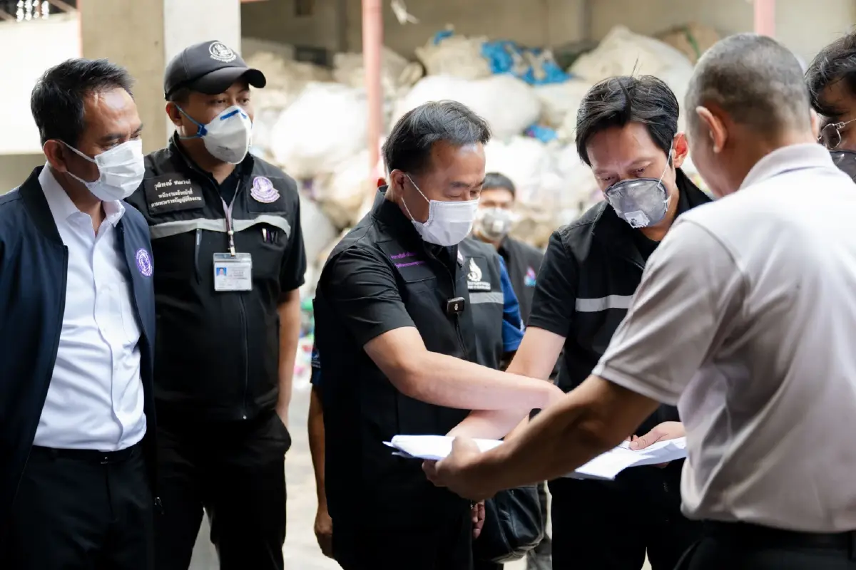 รมช.อุตฯ สั่ง ปิดโรงงานพลาสติย่านนครปฐม หลังถูกร้องเรียน ควันดำ-กลิ่นพิษ