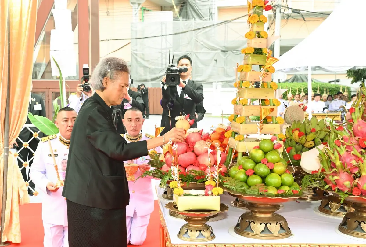 กรมสมเด็จพระเทพรัตนราชสุดาฯ ทรงบวงสรวงราชรถ ในพระราชพิธีถวายพระเพลิงพระบรมศพฯ