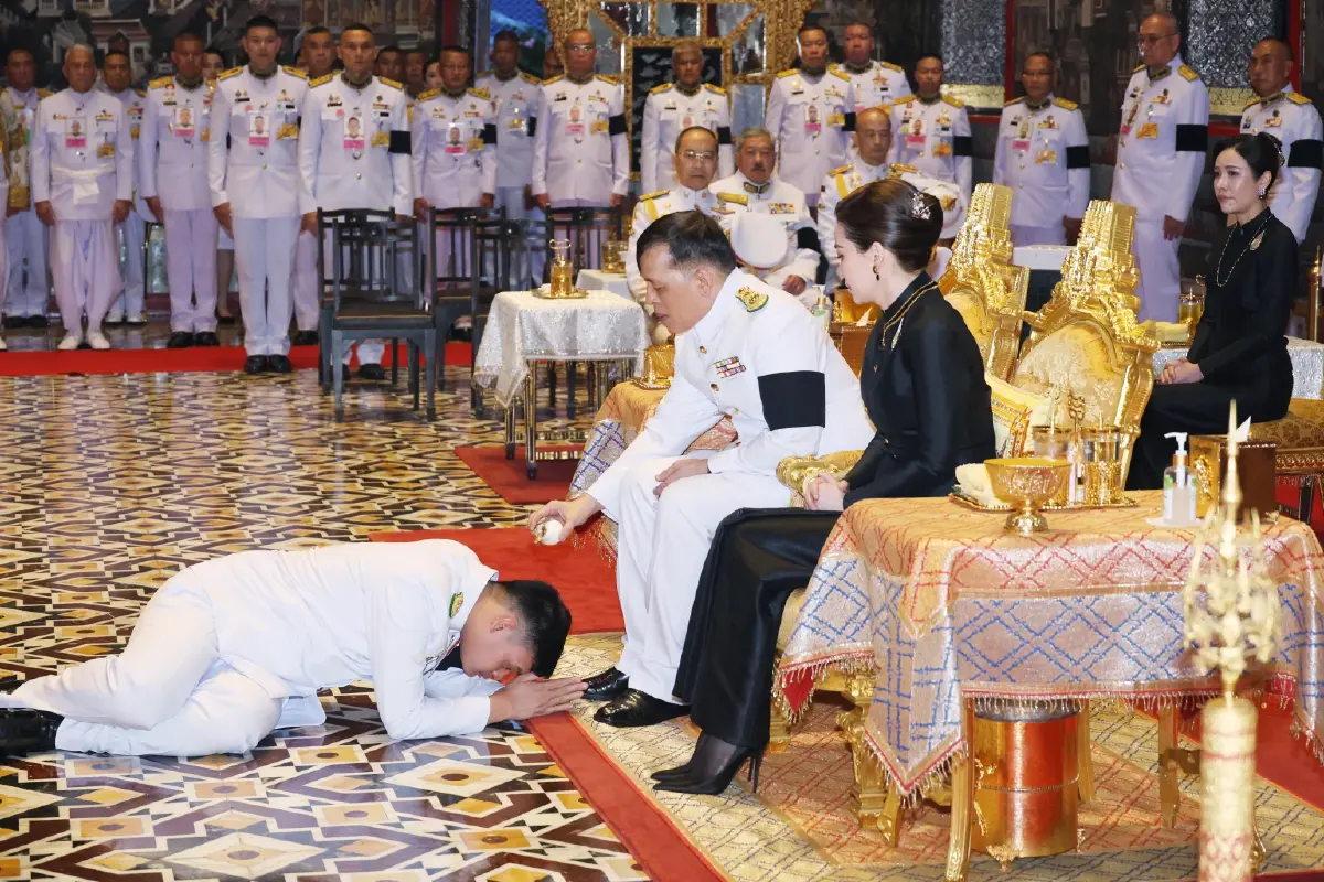 ในหลวง-พระราชินี เสด็จฯ ทรงเปลี่ยนเครื่องทรงฤดูหนาวถวาย 'พระแก้วมรกต'
