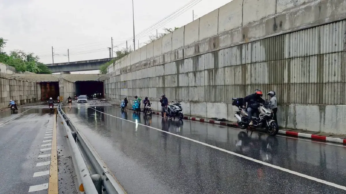 กระทบคนกรุงเทพ ฝนตกหนัก น้ำท่วมอุโมงค์ ถนนเลียบทางรถไฟ เลี่ยงเลย