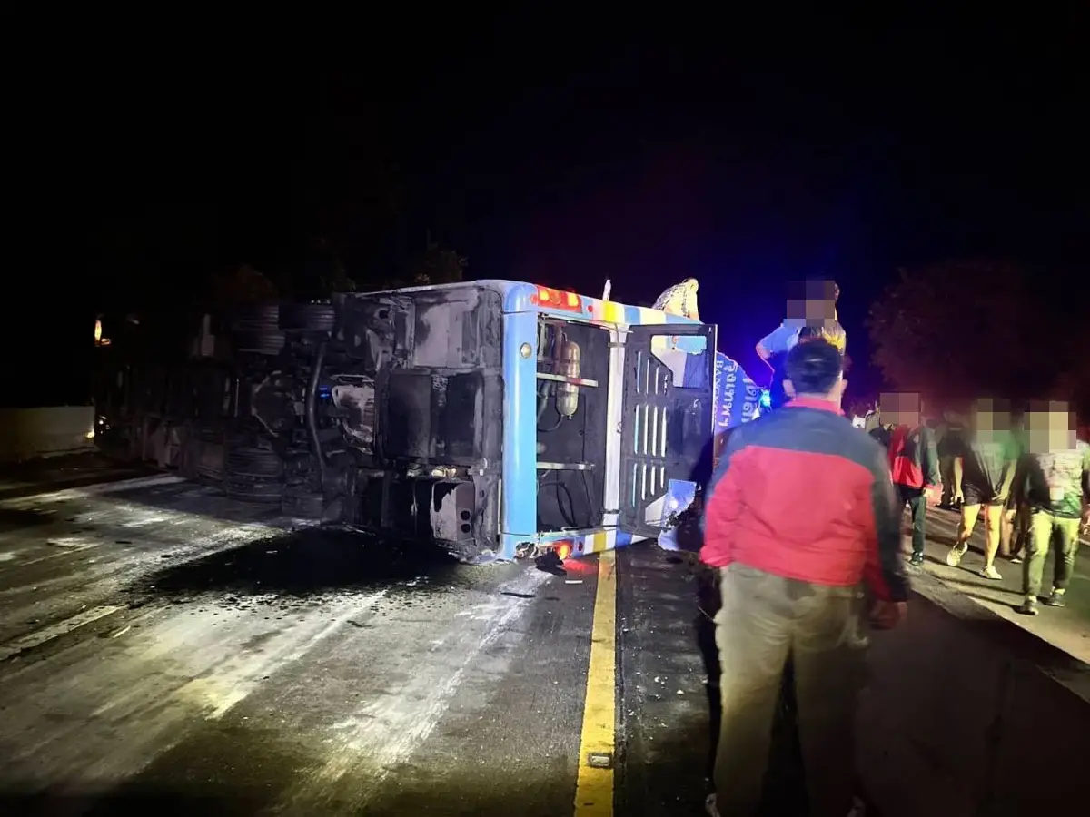 รถทัวร์พลิกคว่ำ ถนนลำปาง-เชียงใหม่ เจ็บอื้อ มีปิดถนน เร่งตัดไฟ