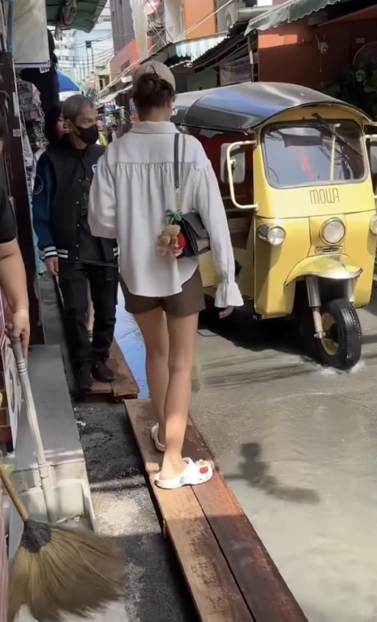 บางกอกน้อย เตือนน้ำท่วมใหญ่ น้ำทะเลหนุนสูง ห้ามย้ายกระสอบทราย