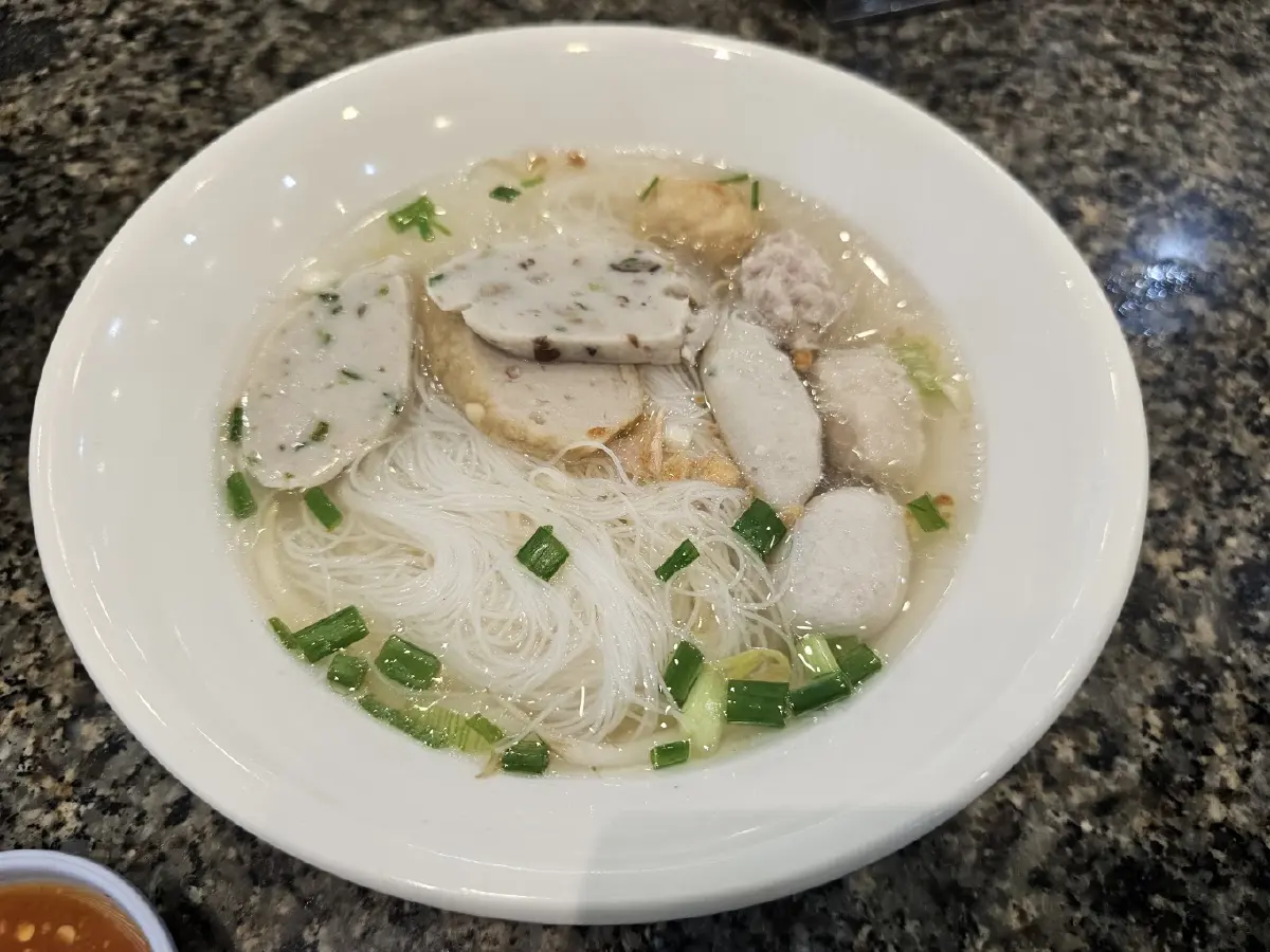 โชคชัยลูกชิ้นปลา (แซว กองบิน) ลูกชิ้นทำเอง รามอินทรา 45