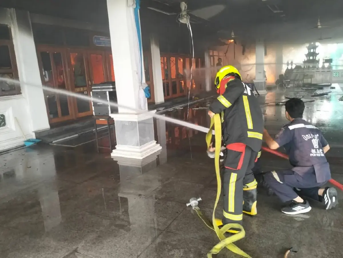 ด่วน! ไฟไหม้วัดดังกรุงเทพฯ ระทึกกลางวัน จนท.เร่งฉีดน้ำดับเพลิง