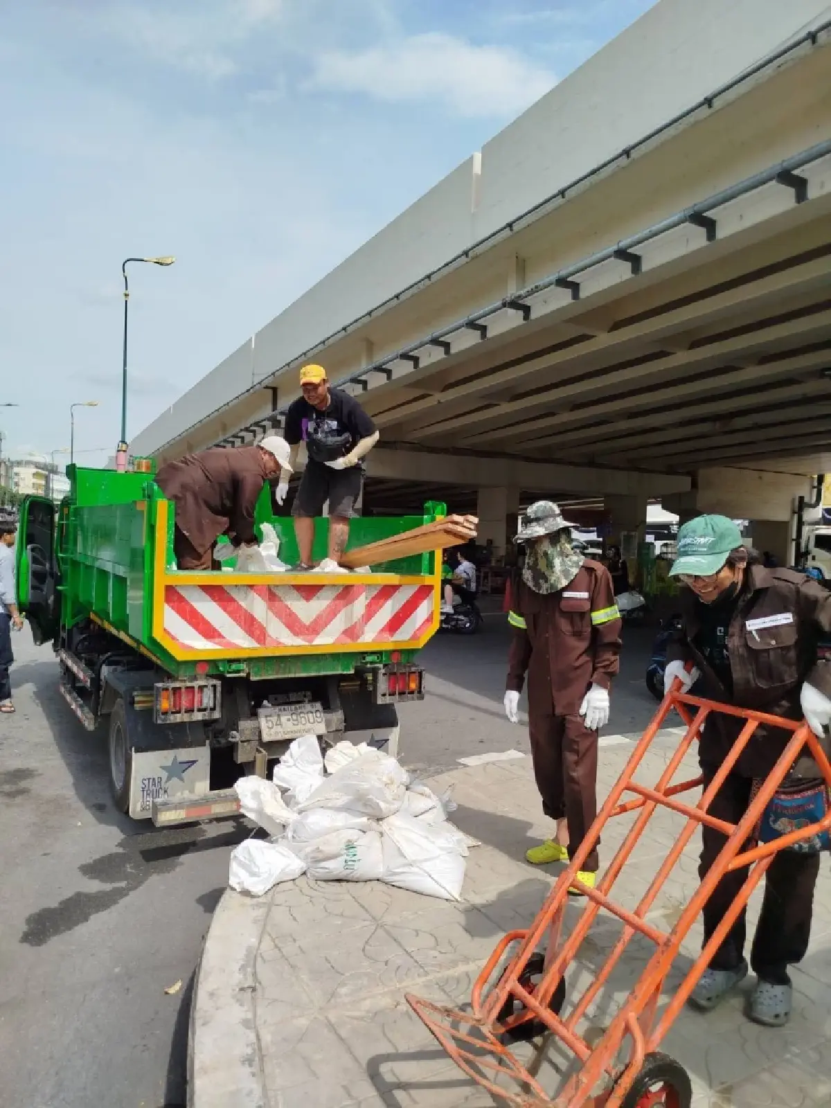 น้ำทะเลหนุนสูง บางกอกน้อย เร่งวางแนวกระสอบทราย เตือน กทม. มีฝน 40%