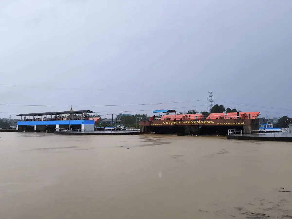 อ่วมหนัก! ฝนถล่มหาดใหญ่ น้ำท่วมหลายจุด กรมชลฯ เร่งระบายผ่านคลอง ร.1