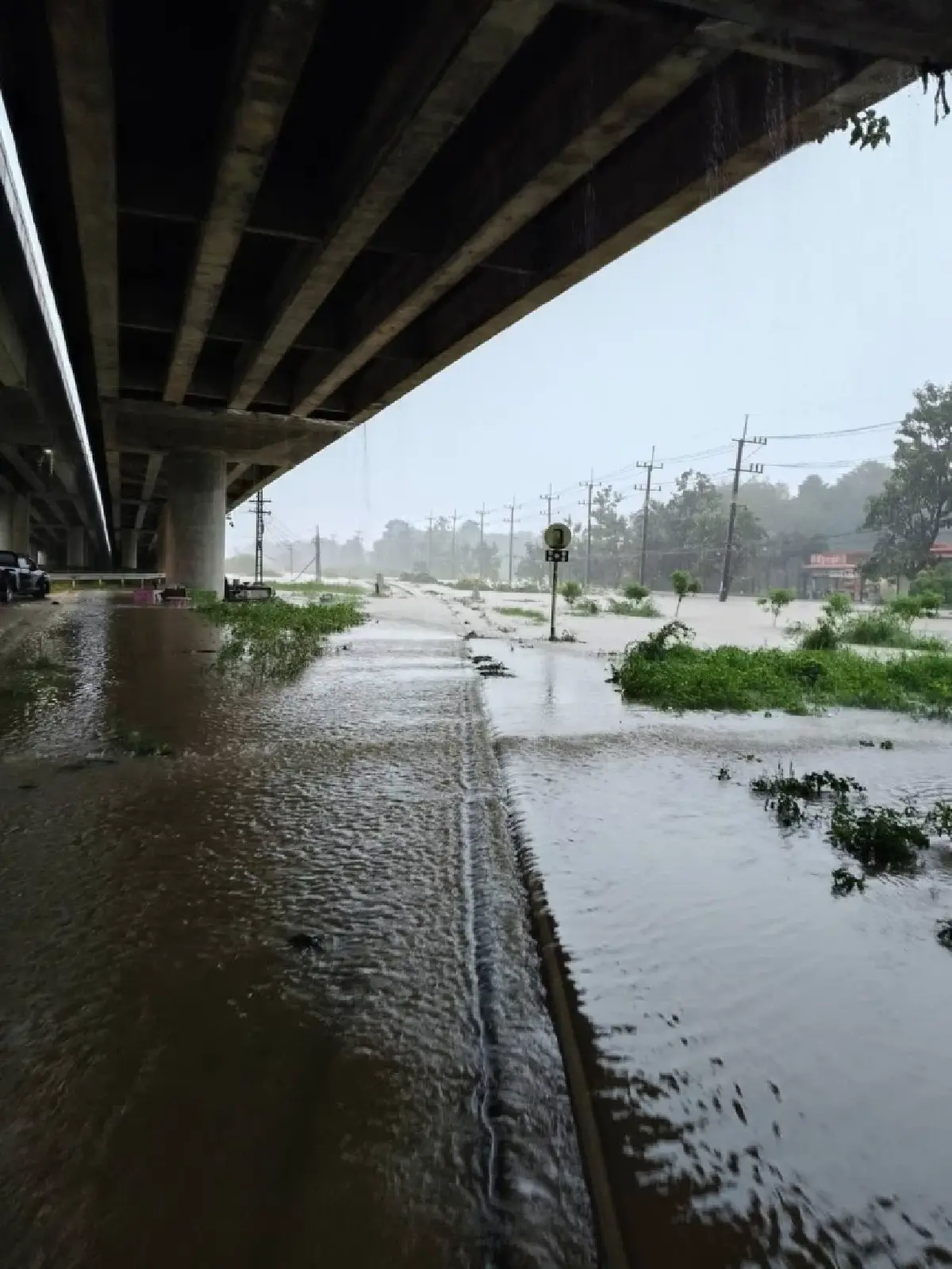น้ำท่วมสูง แจ้งปิดเส้นทางรถไฟ ช่วงสถานีช่องเขา - ร่อนพิบูลย์ จ.นครศรีธรรมราช