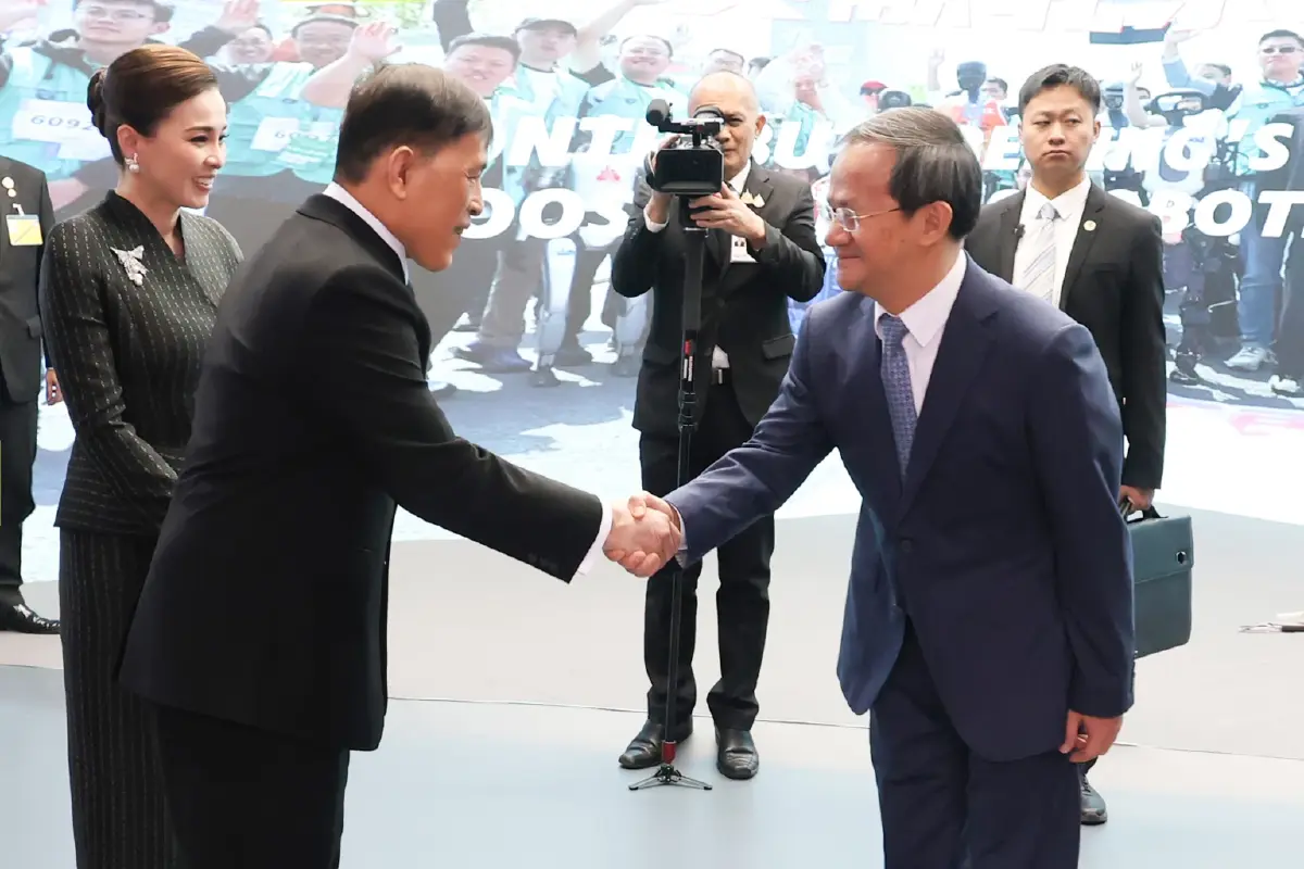 ในหลวง-พระราชินี ทรงสักการะพระพุทธรูปพระศากยมุนี  และพระบรมสารีริกธาตุ (พระเขี้ยวแก้ว) ณ วัดหลิงกวง  กรุงปักกิ่ง