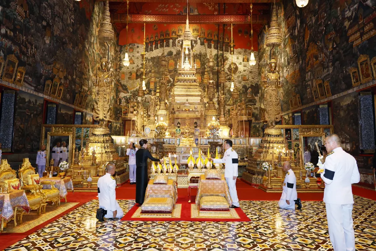 ในหลวง-พระราชินี เสด็จฯ ทรงเปลี่ยนเครื่องทรงฤดูหนาวถวาย 'พระแก้วมรกต'