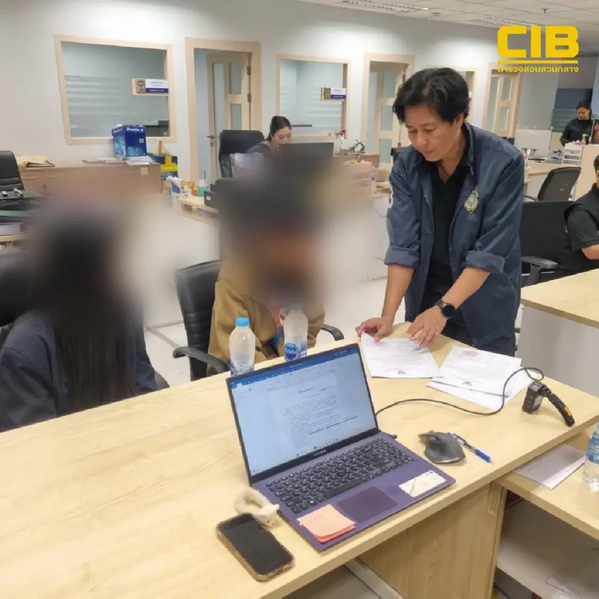 หลอกลงทุนอ้างบริษัทดัง บุกจับคาสนามบินแก๊งถอนเงินสด 2 สาว 1 ชาย