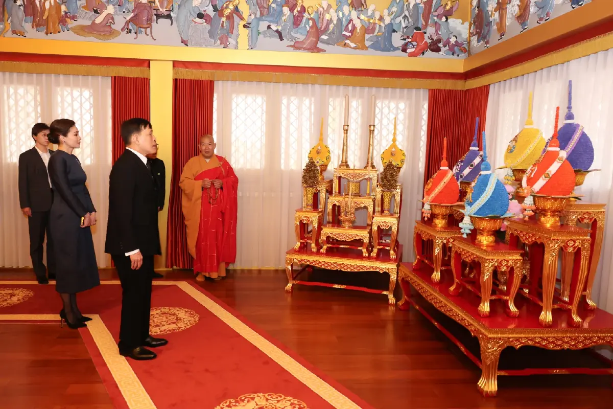 ในหลวง-พระราชินี ทรงสักการะพระพุทธรูปพระศากยมุนี  และพระบรมสารีริกธาตุ (พระเขี้ยวแก้ว) ณ วัดหลิงกวง  กรุงปักกิ่ง