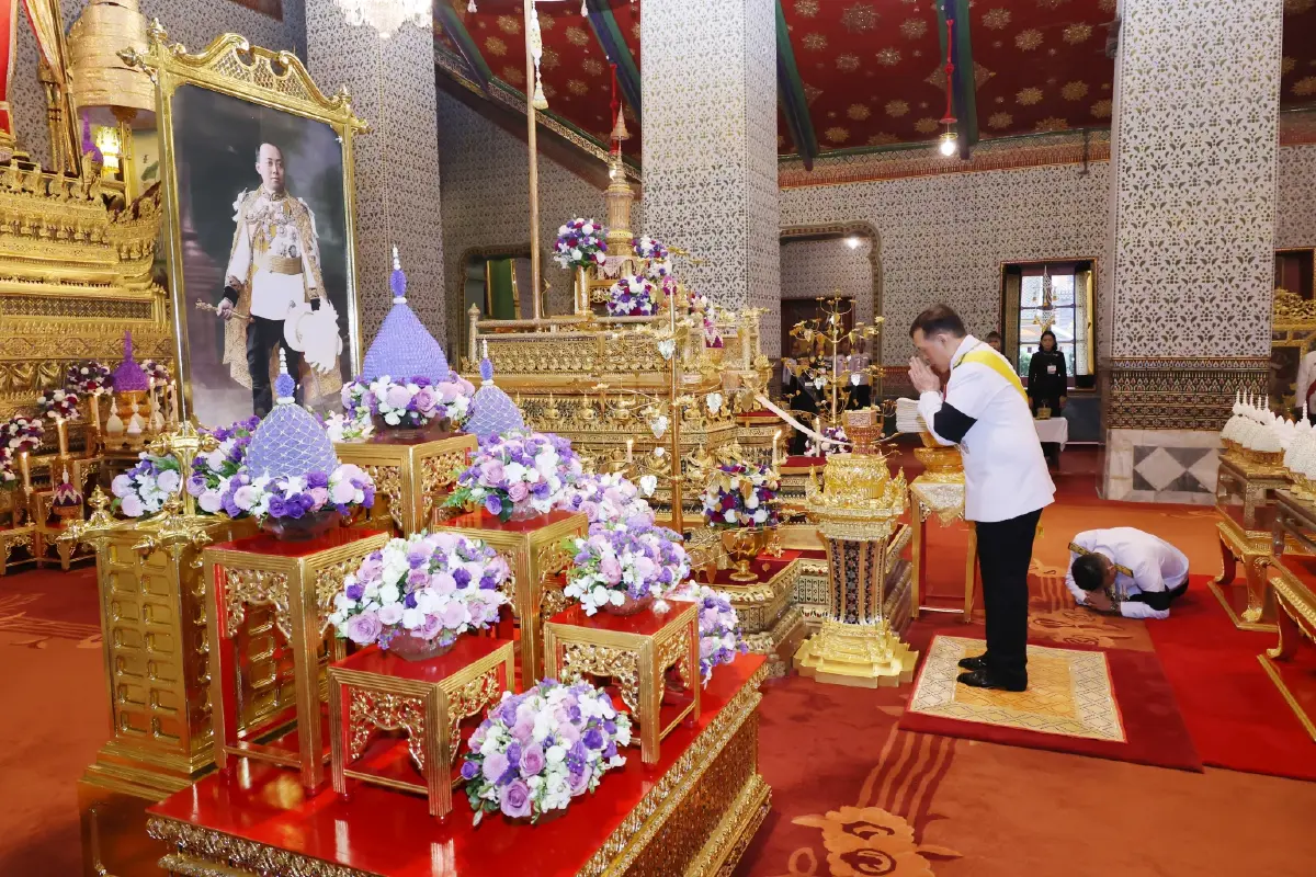 ในหลวง-พระราชินี ทรงบำเพ็ญพระราชกุศลวันคล้ายวันสวรรคต รัชกาลที่ 6 ครบ 100 ปี