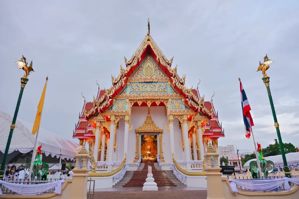 โปรดเกล้าฯ พลตรีหญิง คุณหญิงปภัสสร วัชรหทัยพัทธ์ ถวายผ้าพระกฐินพระราชทาน