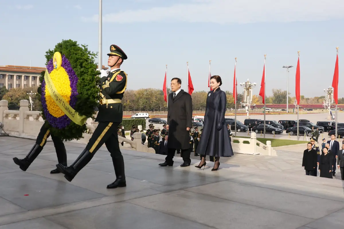 ในหลวง พระราชินี เสด็จฯ ทรงวางพวงมาลา ณ อนุสาวรีย์วีรชน จัตุรัสเทียนอันเหมิน